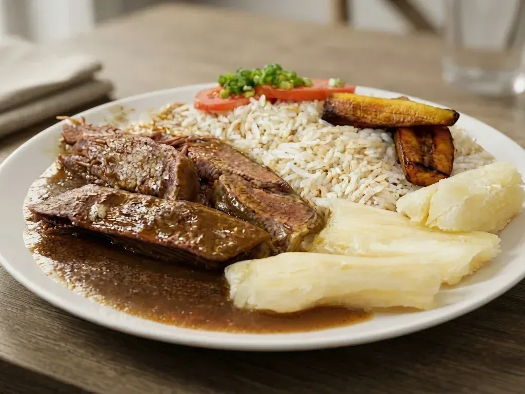Rapi al jugo tradicional cruceño con yuca cocida, arroz y un caldo espeso sazonado con aceite de urucú.