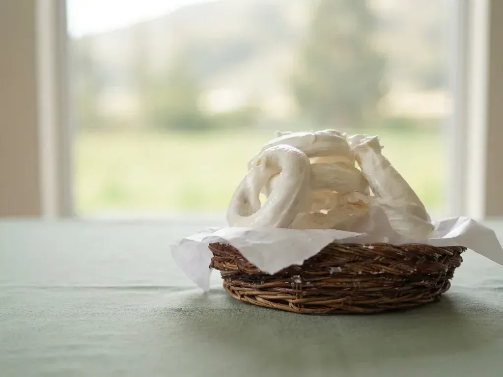 Rosquetes de Punata tradicionales, receta cochabambina de roscas crujientes con blanqueado de merengue y azúcar.